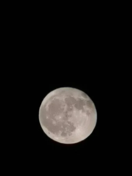 Hermosa luna llena en claro cielo negro — Foto de Stock