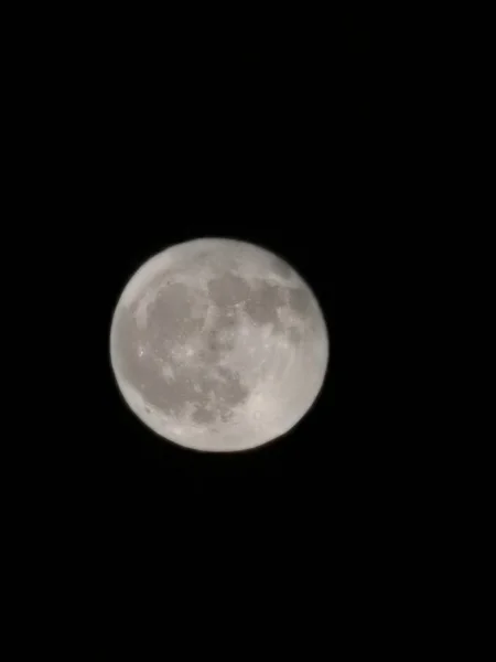 Hermosa luna llena en claro cielo negro — Foto de Stock