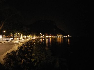 Göl kıyısı geceleri kayalar ve ışıklarla aydınlanıyor.