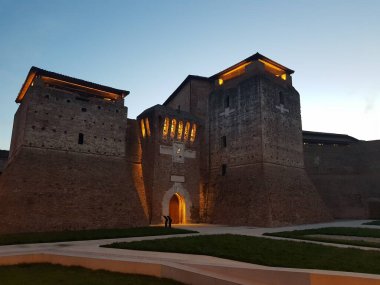 Güneşli bir günde eski kasaba rimini katedral meydanı