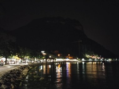 Göl kıyısı geceleri kayalar ve ışıklarla aydınlanıyor.