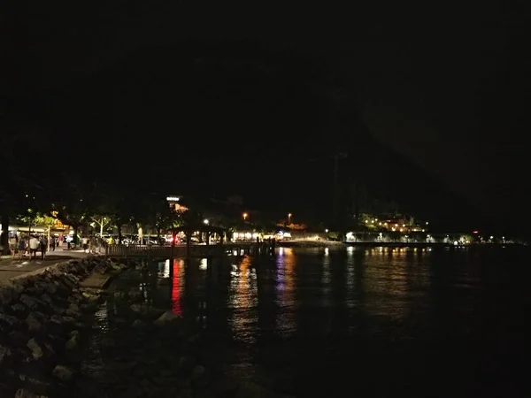 Lago Como Orilla Iluminado Por Noche Con Rocas Luces — Foto de Stock