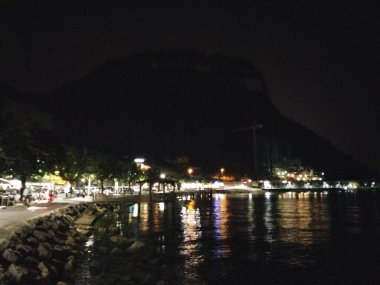 Göl kıyısı geceleri kayalar ve ışıklarla aydınlanıyor.