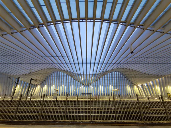 Reggio Emilia Tren Istasyonu Geceleri Dalgalar — Stok fotoğraf