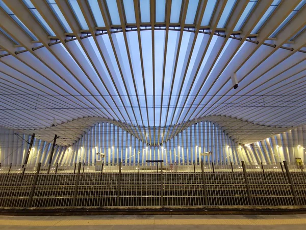 Reggio Emilia Tren Istasyonu Geceleri Dalgalar — Stok fotoğraf