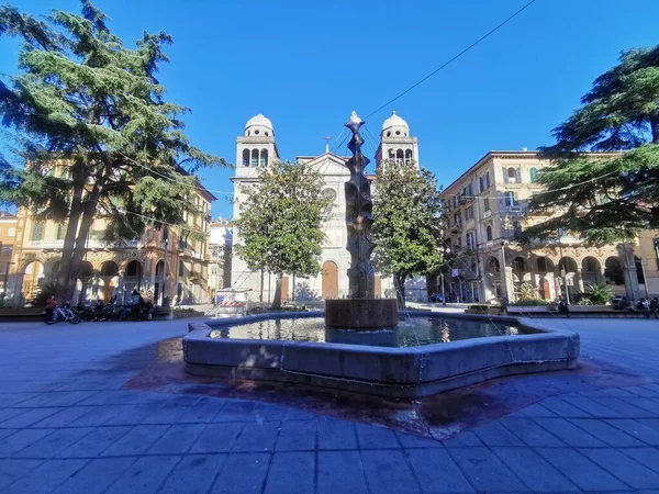市内中心部に噴水のあるラ スペツィア像 — ストック写真