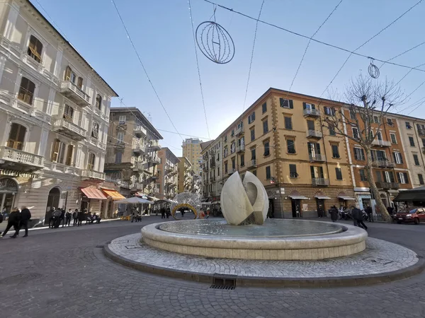 スペツィア市のメイン広場の丸像 — ストック写真