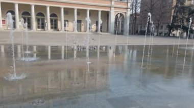 Reggio Emilia tiyatro vadilerinin önündeki zafer meydanında üç renk çeşmesi