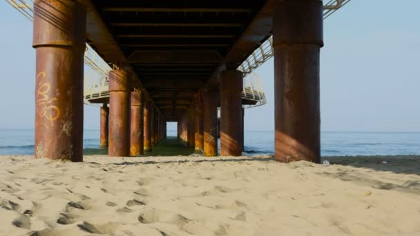 Lido Camaiore Viareggio Pir Från Stranden Med Vågor Och Pyloner — Stockvideo