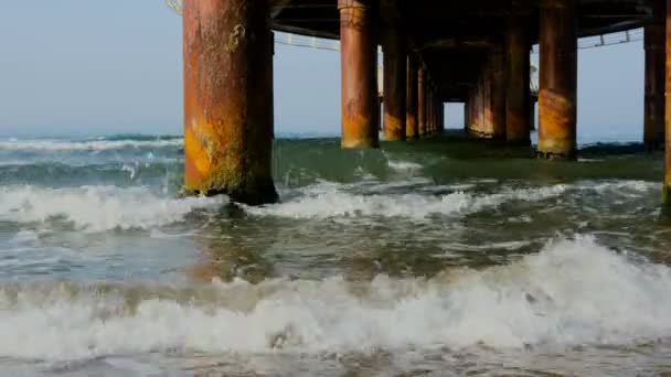 Lido Camaiore Viareggio Pier Vom Strand Mit Wellen Und Pylonen — Stockvideo