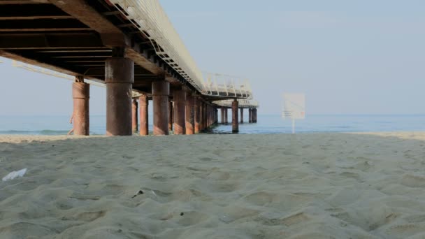 Lido Camaiore Viareggio Pir Från Stranden Med Vågor Och Pyloner — Stockvideo