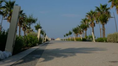 Lido di camaiore viareggio rıhtımından dalgalar ve güneş pilonları ile güneşli da