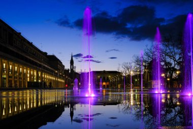 Reggio Emilia zafer meydanı parlak renkli fıskiyeler valli tiyatrosunun önünde çekiliyor.