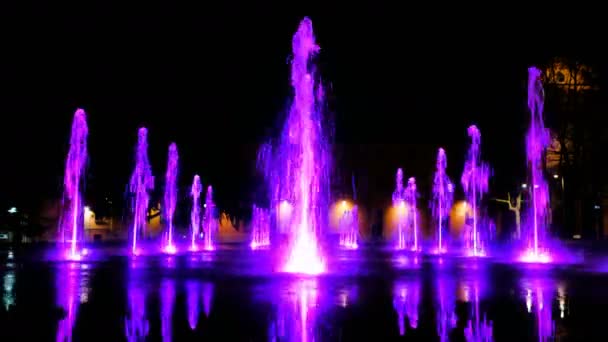雷吉欧埃米莉亚广场与紫色明亮喷泉科比科比庆祝 4K视频 — 图库视频影像