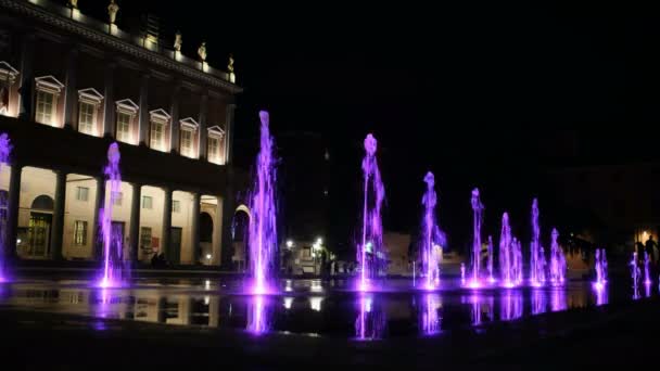 Praça Reggio Emilia Com Fonte Luminosa Roxa Kobe Bryant Celebração — Vídeo de Stock