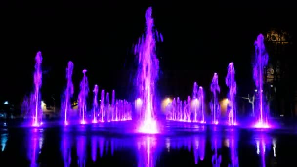 Praça Reggio Emilia Com Fonte Luminosa Roxa Kobe Bryant Celebração — Vídeo de Stock