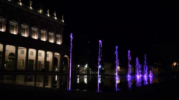 Plaza Reggio Emilia Con Fuente Luminosa Púrpura Celebración Kobe Bryant — Vídeo de stock