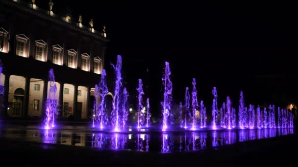 Praça Reggio Emilia Com Fonte Luminosa Roxa Kobe Bryant Celebração — Vídeo de Stock