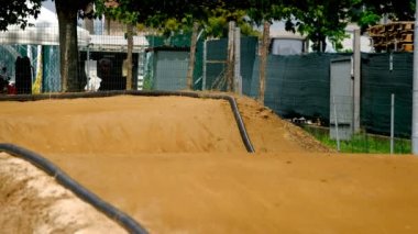  Kil rc off yolda atlayan toprak yoldan radyo kontrollü araba.