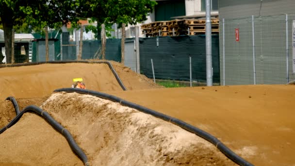 Rádio controlado carro de estrada de terra que salta em argila rc offroad — Vídeo de Stock