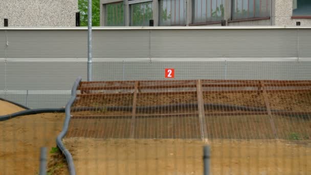 Voiture radio contrôlée de chemin de terre qui saute sur l'argile rc hors route — Video