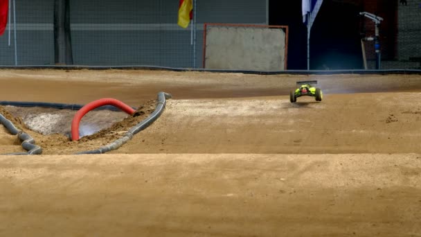 Radio controlled car from dirt road that jumps on clay rc offroad — Stock Video