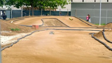  Kil rc off yolda atlayan toprak yoldan radyo kontrollü araba.