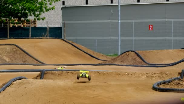 Rádió vezérelt autó földút, hogy ugrik agyag rc off road — Stock videók