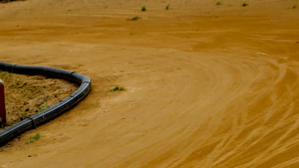 Voiture radio contrôlée de chemin de terre qui saute sur l'argile rc hors route — Video