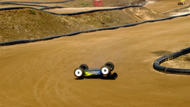 Radio controlled car from dirt road that jumps on clay rc offroad — Stock Video