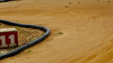  Kil rc off yolda atlayan toprak yoldan radyo kontrollü araba.