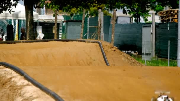 Rádio controlado carro de estrada de terra que salta em argila rc offroad — Vídeo de Stock