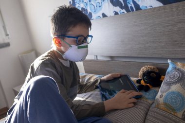 İtalyan bebek Corona Virüsü zamanında evde dijital oyunlarla oynuyor. 