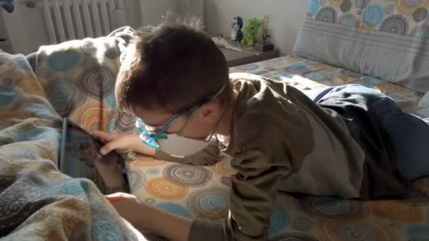 Baby Italiensk Pojke Leker Med Pad Digitala Spel Hemma Corona — Stockvideo