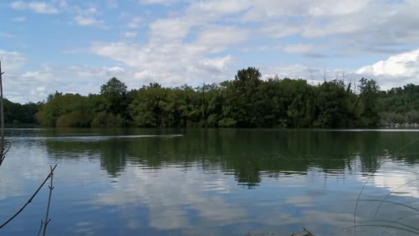Biegung des adda Flusses mit viel Grün in schönen sonnigen Tag — Stockvideo