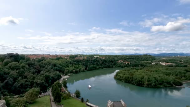 Bocht van de adda rivier met groen in mooie zonnige dag — Stockvideo