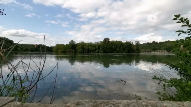 courbure de la rivière adda avec verdure dans une belle journée ensoleillée 