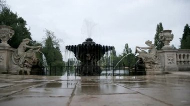 Bulutlu bir günde Londra Hyde Park Çeşmesi