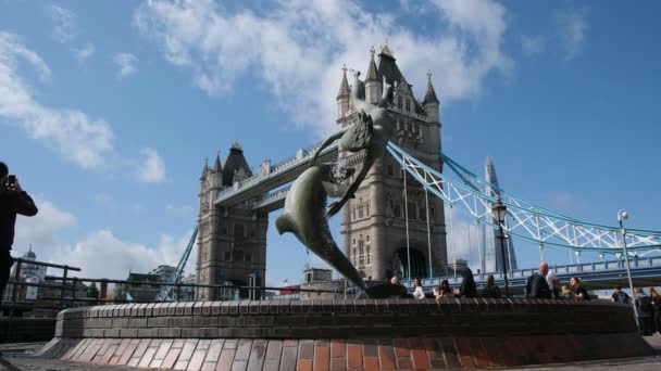 Ponte e statua di Londra nella giornata di sole — Video Stock