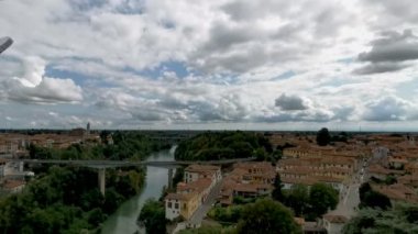 Güneşli bir günde yukarıdan gelen panoramik trezzo dadda