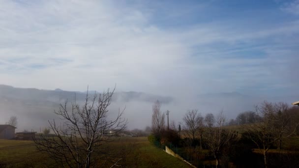 Tiden förfaller dimma över emiliska kullar i solig dag reggio emilia — Stockvideo