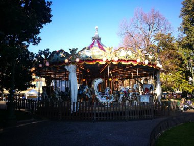 Verona merkez plazasında Noel zamanı atlı karınca.