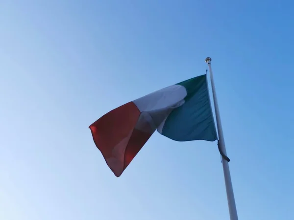 Italian flag waving on flagpole on sunny day — Stock Photo, Image