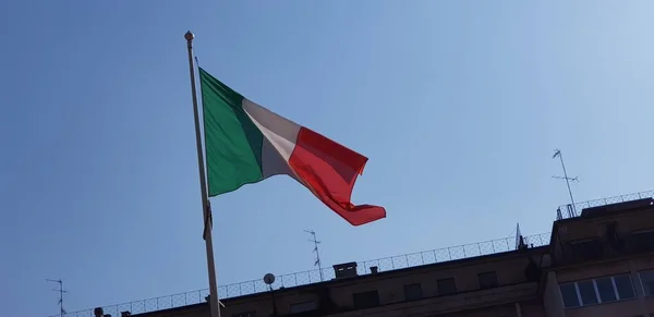Italiensk flagga viftar på flaggstång på solig dag — Stockfoto