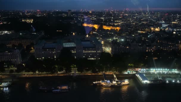 Londra 'da gece, göz nuru açık gökyüzünden — Stok video