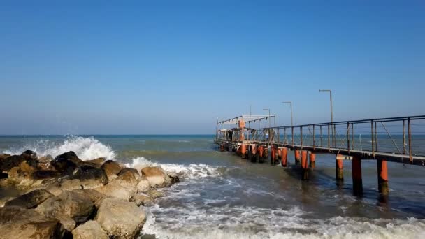 在阳光明媚的冬季，米萨诺 · 阿德里亚蒂科河沿岸的大海和海滩 — 图库视频影像