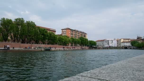 Milano navigli in het havengebied op een mistige dag met boten — Stockvideo