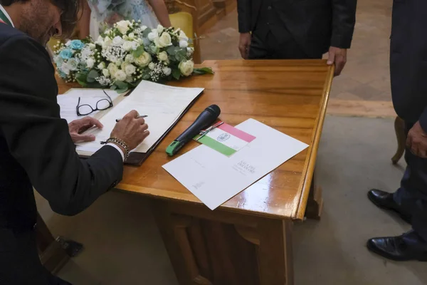 mayor reads common marriage certificate for civil cerimiona weddings italy