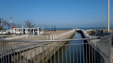 Güneşli bir günde kışın Adriatico Rimini Denizi ve Plajı
