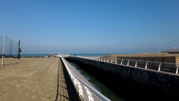 Misano adriatico rimini θάλασσα και παραλία το χειμώνα την ηλιόλουστη μέρα — Αρχείο Βίντεο